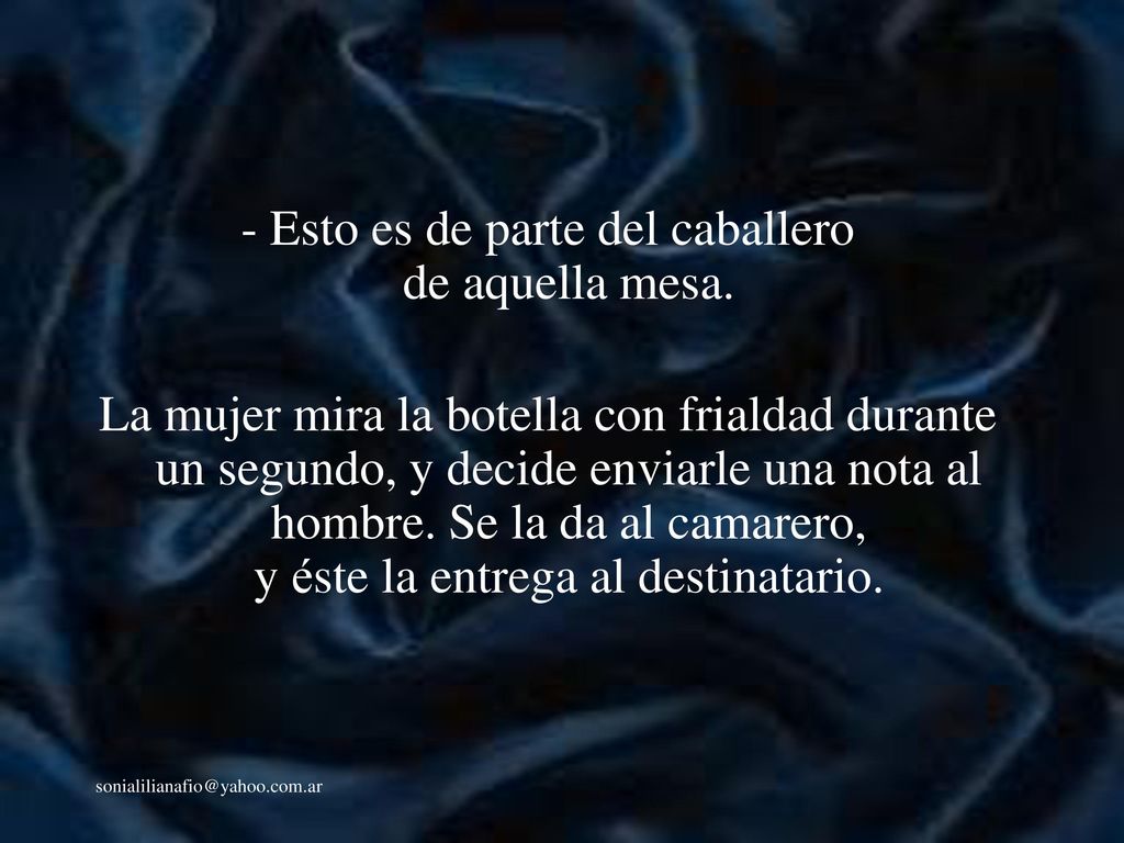 - Esto es de parte del caballero de aquella mesa.