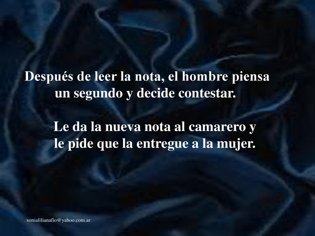 Le da la nueva nota al camarero y le pide que la entregue a la mujer.