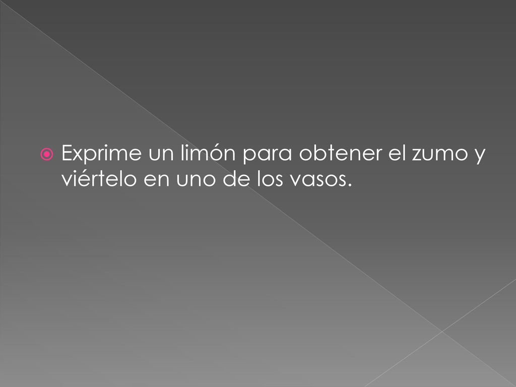 Exprime un limón para obtener el zumo y viértelo en uno de los vasos.