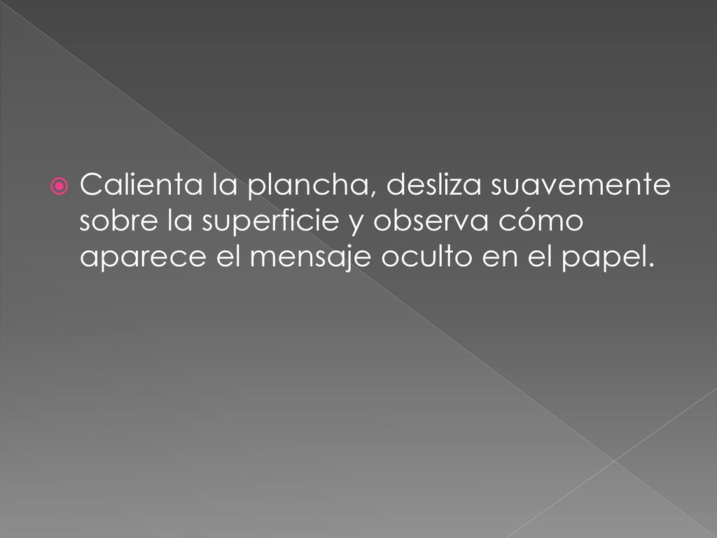 Calienta la plancha, desliza suavemente sobre la superficie y observa cómo aparece el mensaje oculto en el papel.