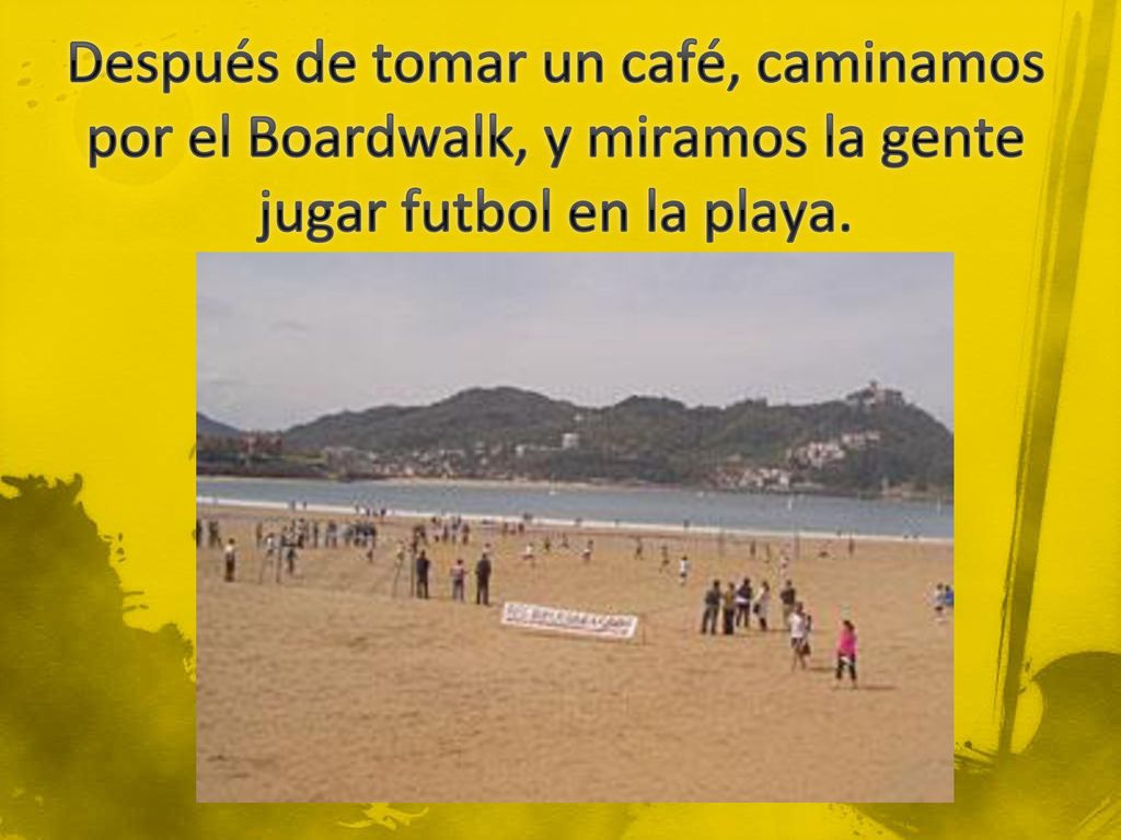 Después de tomar un café, caminamos por el Boardwalk, y miramos la gente jugar futbol en la playa.