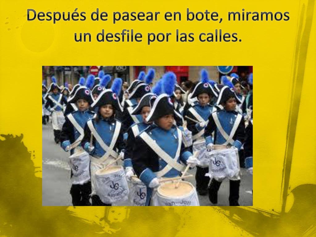 Después de pasear en bote, miramos un desfile por las calles.