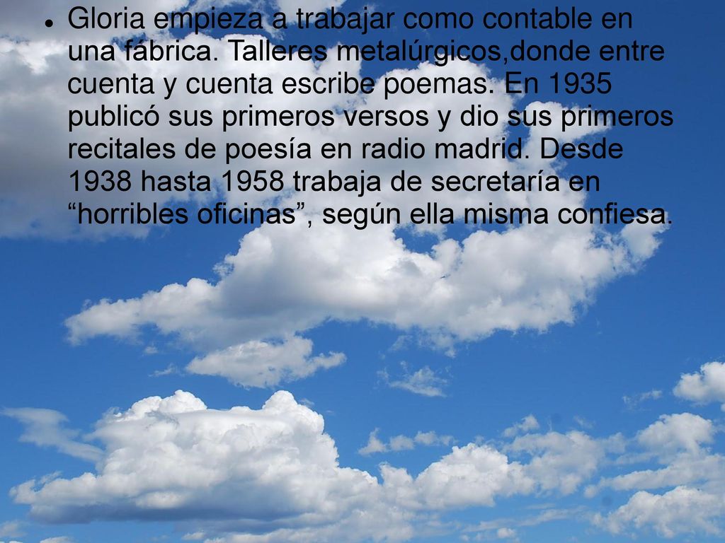 Gloria empieza a trabajar como contable en una fábrica