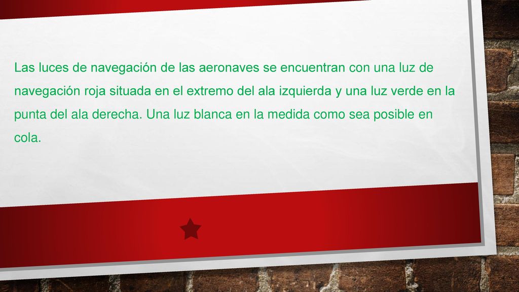 Las luces de navegación de las aeronaves se encuentran con una luz de navegación roja situada en el extremo del ala izquierda y una luz verde en la punta del ala derecha.
