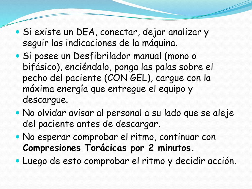 Si existe un DEA, conectar, dejar analizar y seguir las indicaciones de la máquina.