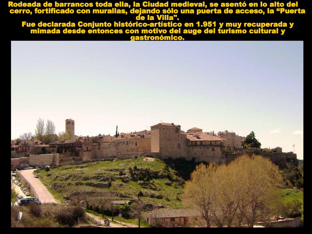 Rodeada de barrancos toda ella, la Ciudad medieval, se asentó en lo alto del cerro, fortificado con murallas, dejando sólo una puerta de acceso, la Puerta de la Villa .