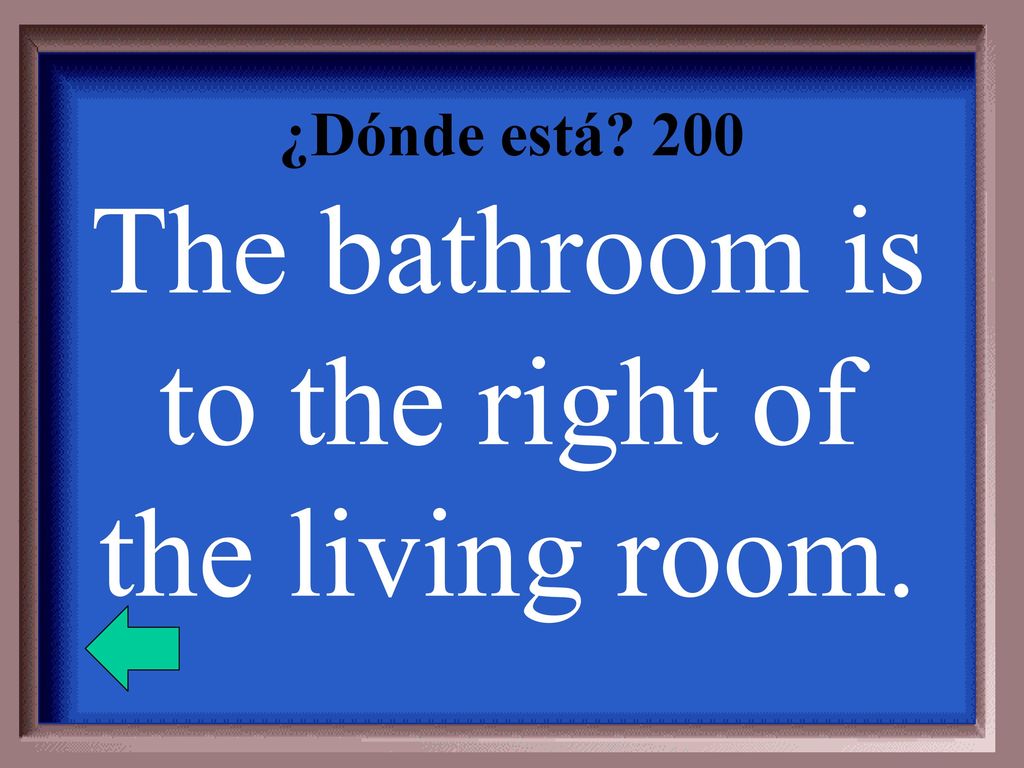 ¿Dónde está 200 The bathroom is to the right of the living room.