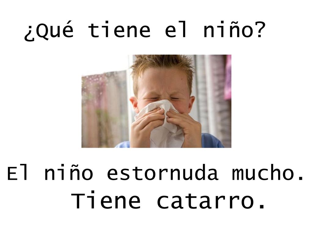 ¿Qué tiene el niño El niño estornuda mucho. Tiene catarro.