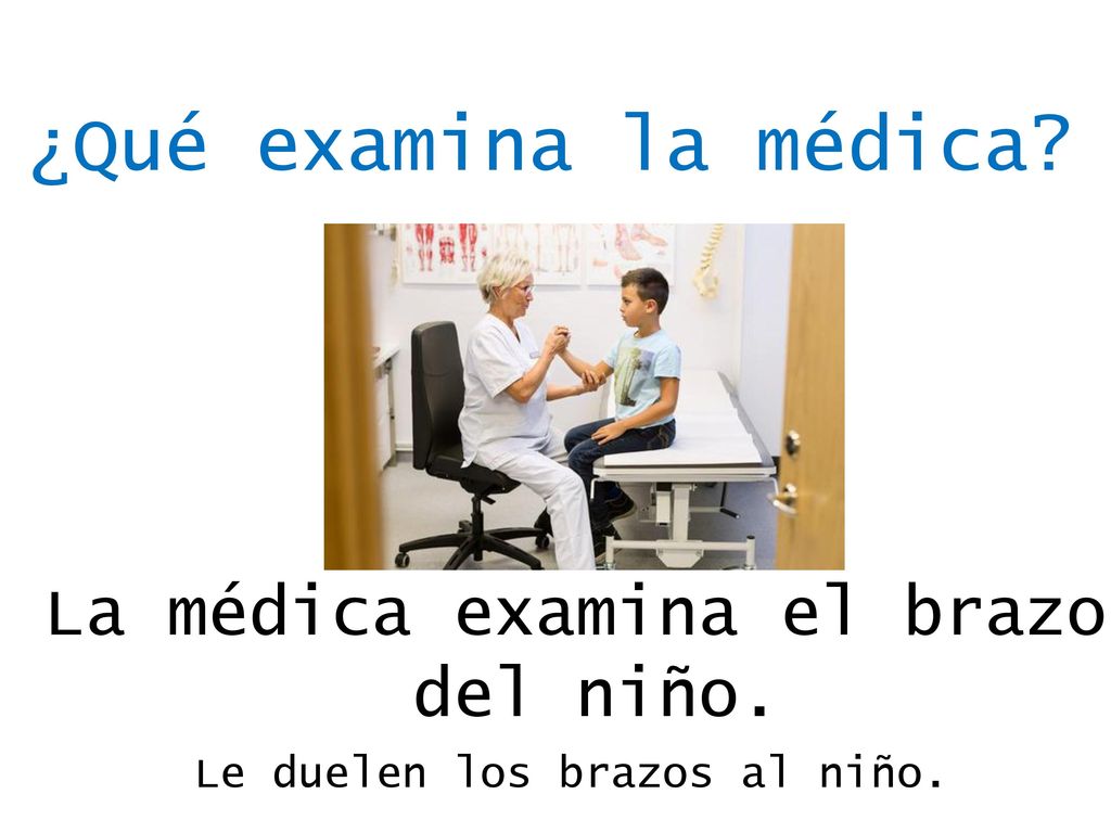 ¿Qué examina la médica La médica examina el brazo del niño.