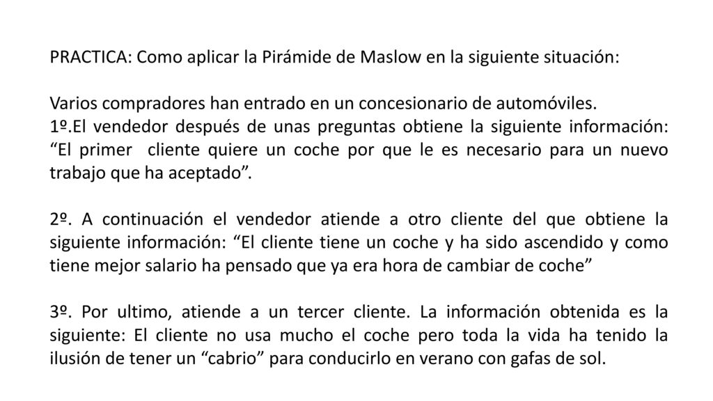 Varios compradores han entrado en un concesionario de automóviles.