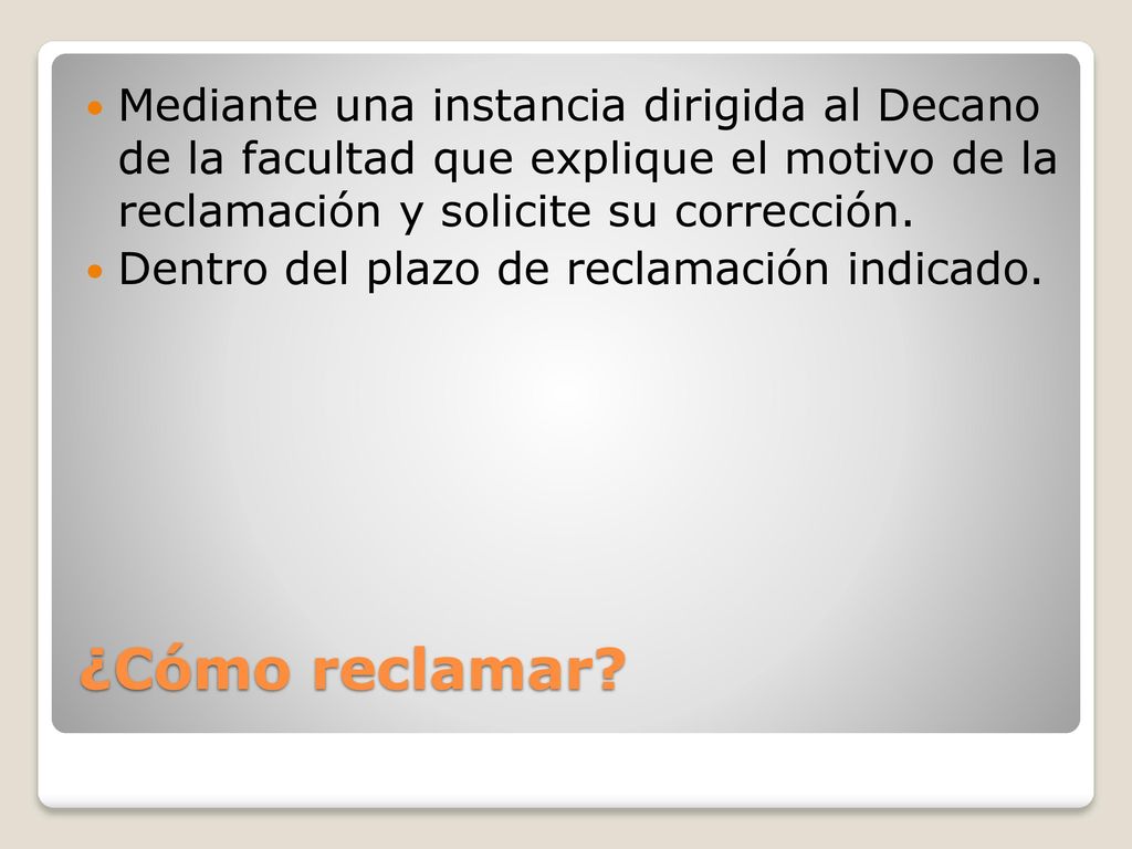 Mediante una instancia dirigida al Decano de la facultad que explique el motivo de la reclamación y solicite su corrección.