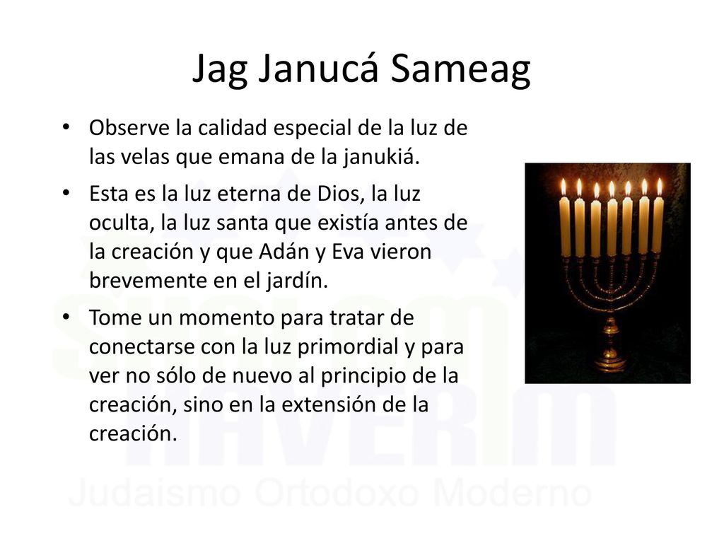 Jag Janucá Sameag Observe la calidad especial de la luz de las velas que emana de la janukiá.
