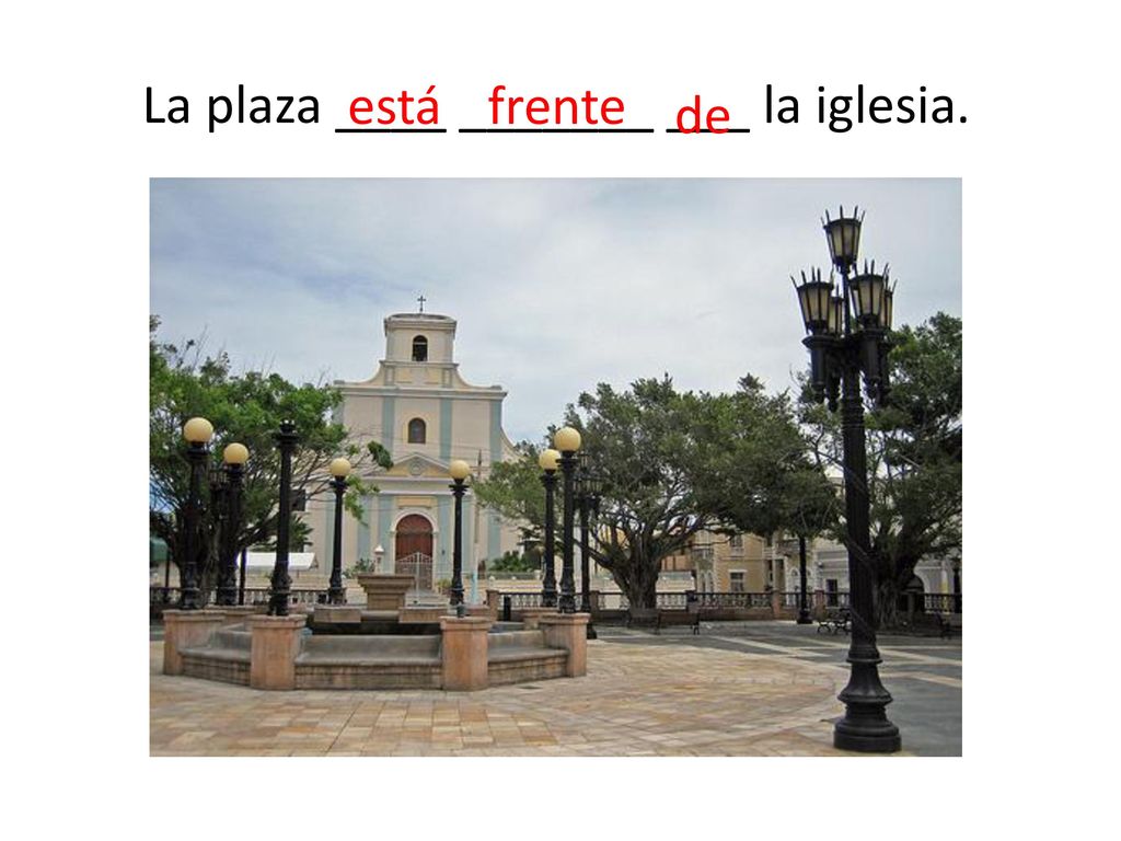 La plaza ____ _______ ___ la iglesia.