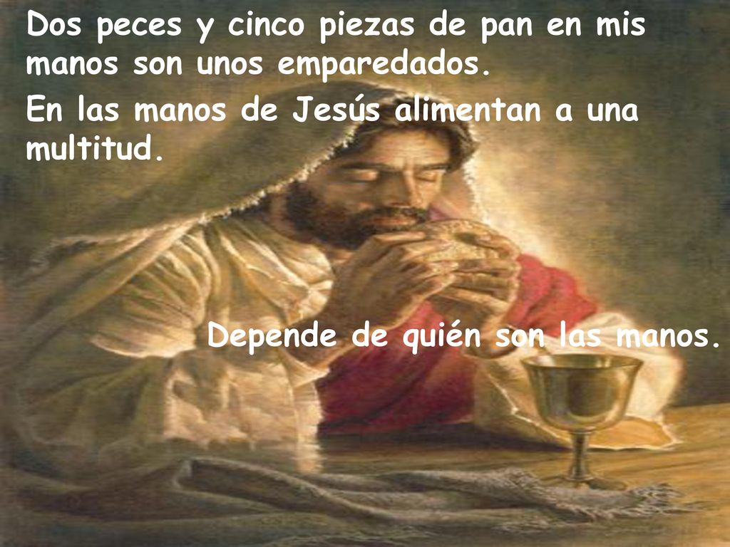 Dos peces y cinco piezas de pan en mis manos son unos emparedados.