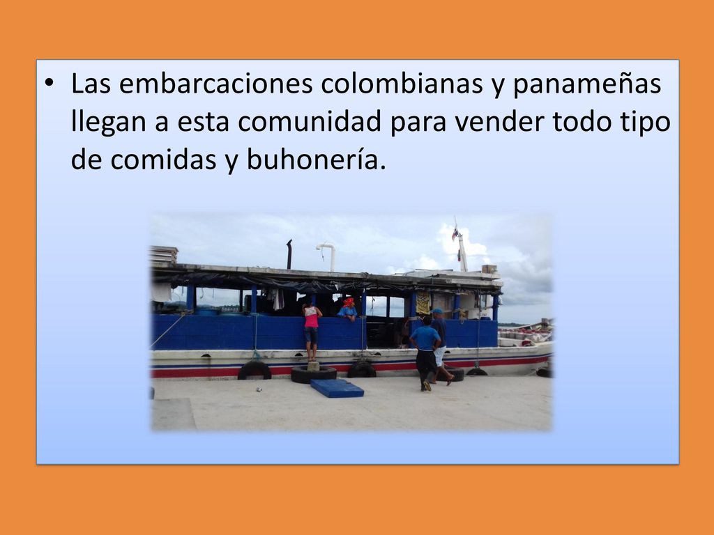 Las embarcaciones colombianas y panameñas llegan a esta comunidad para vender todo tipo de comidas y buhonería.