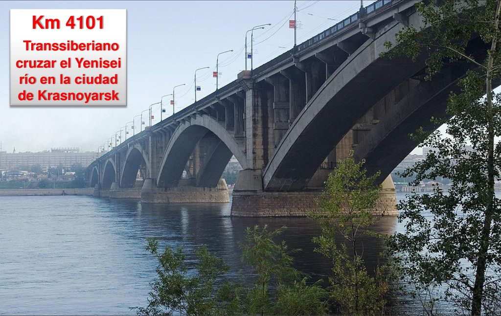Transsiberiano cruzar el Yenisei río en la ciudad de Krasnoyarsk