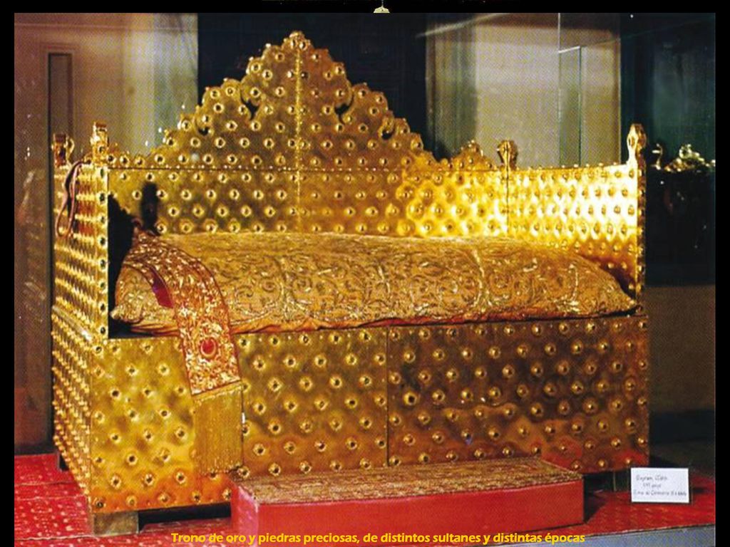 Trono de oro y piedras preciosas, de distintos sultanes y distintas épocas
