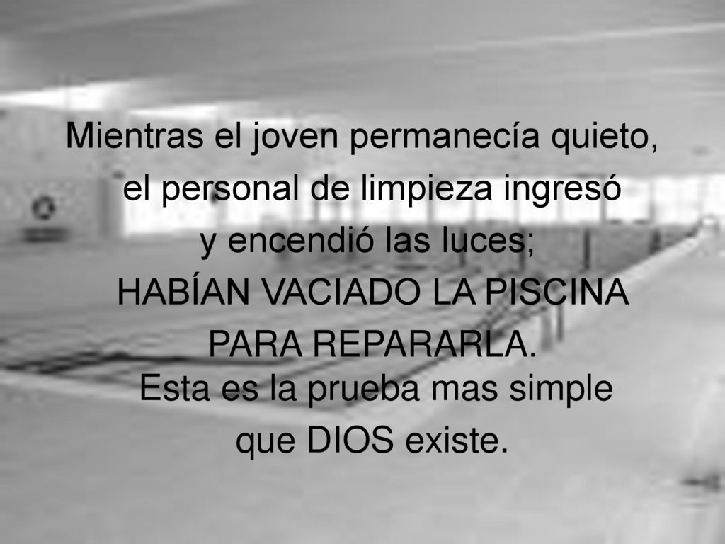 Mientras el joven permanecía quieto, el personal de limpieza ingresó