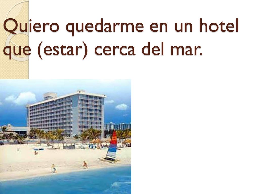 Quiero quedarme en un hotel que (estar) cerca del mar.