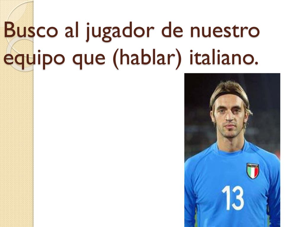 Busco al jugador de nuestro equipo que (hablar) italiano.