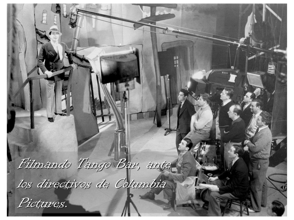 Durante la filmacion . Filmando Tango Bar, ante los directivos de Columbia.