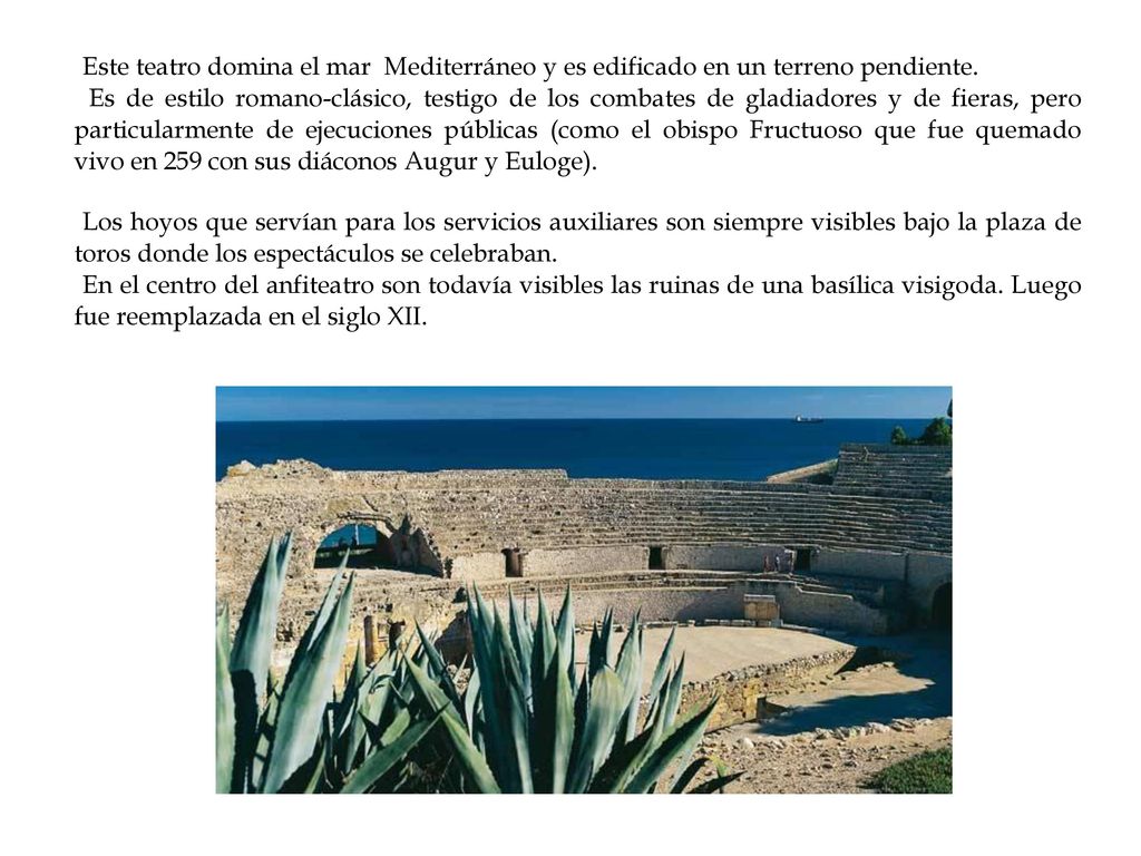 Este teatro domina el mar Mediterráneo y es edificado en un terreno pendiente.