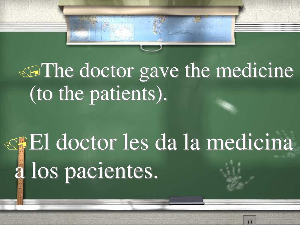 El doctor les da la medicina a los pacientes.