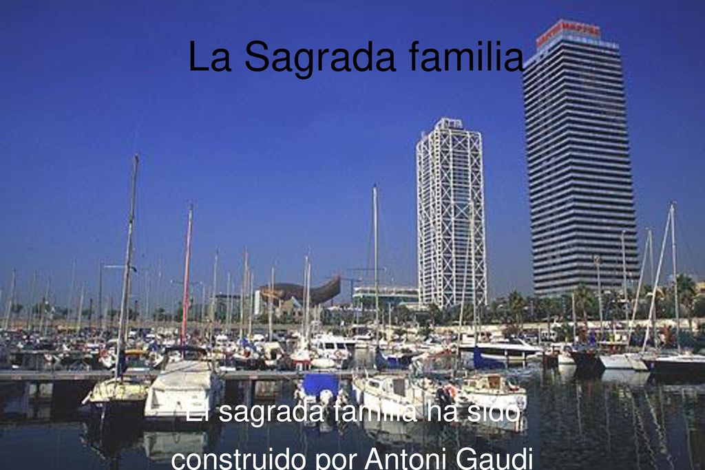 El sagrada familia ha sido construido por Antoni Gaudi