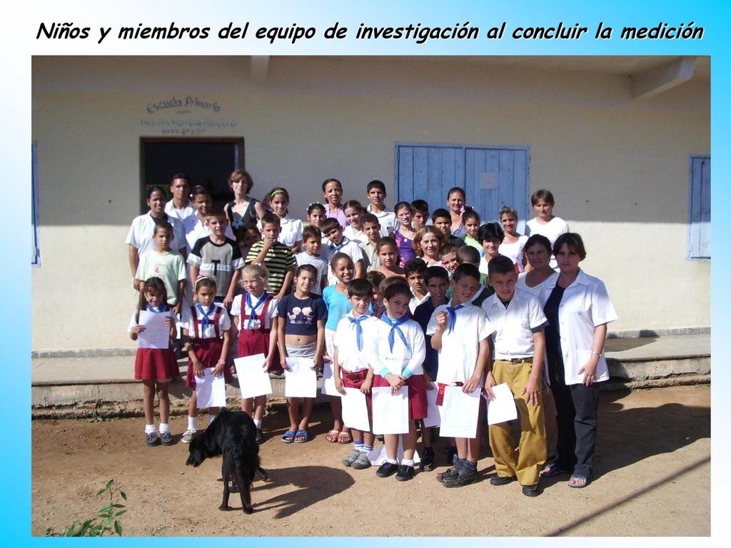 Niños y miembros del equipo de investigación al concluir la medición