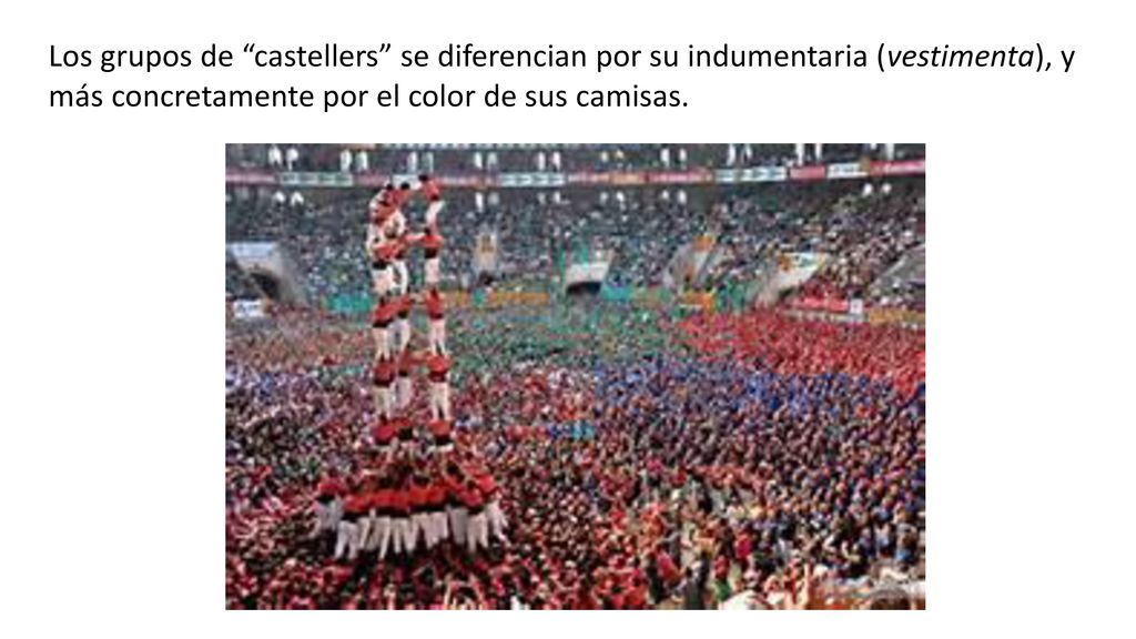 Los grupos de castellers se diferencian por su indumentaria (vestimenta), y más concretamente por el color de sus camisas.