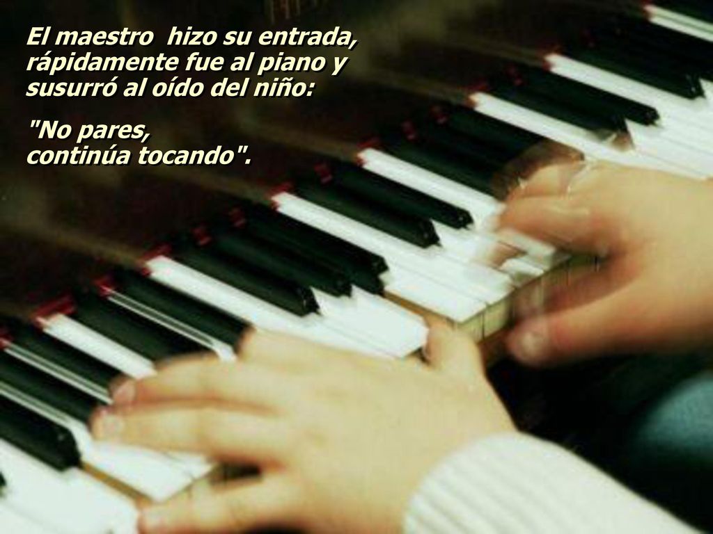 El maestro hizo su entrada, rápidamente fue al piano y susurró al oído del niño: