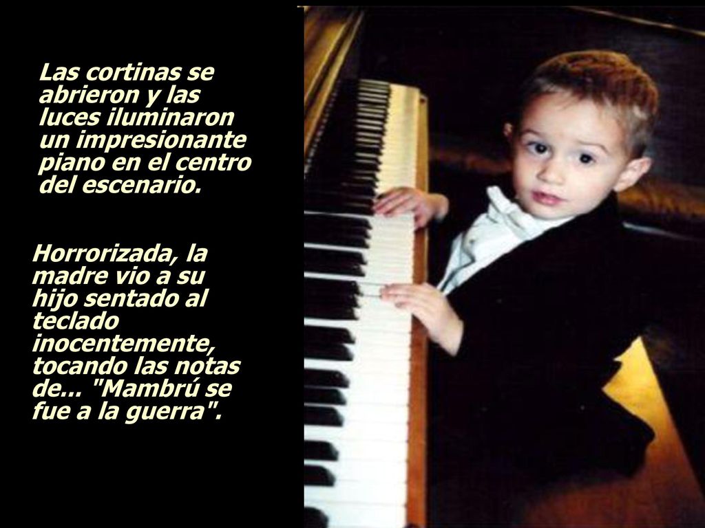 Las cortinas se abrieron y las luces iluminaron un impresionante piano en el centro del escenario.