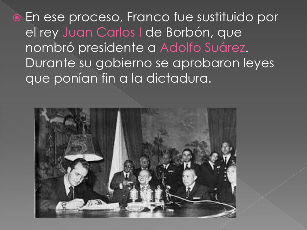 En ese proceso, Franco fue sustituido por el rey Juan Carlos I de Borbón, que nombró presidente a Adolfo Suárez.
