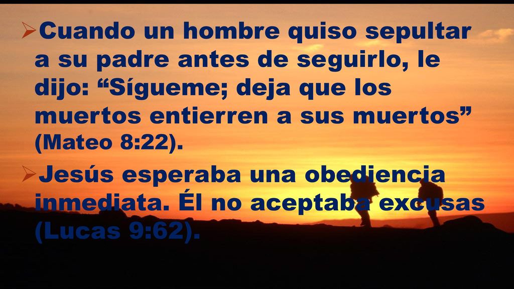 Cuando un hombre quiso sepultar a su padre antes de seguirlo, le dijo: Sígueme; deja que los muertos entierren a sus muertos (Mateo 8:22).