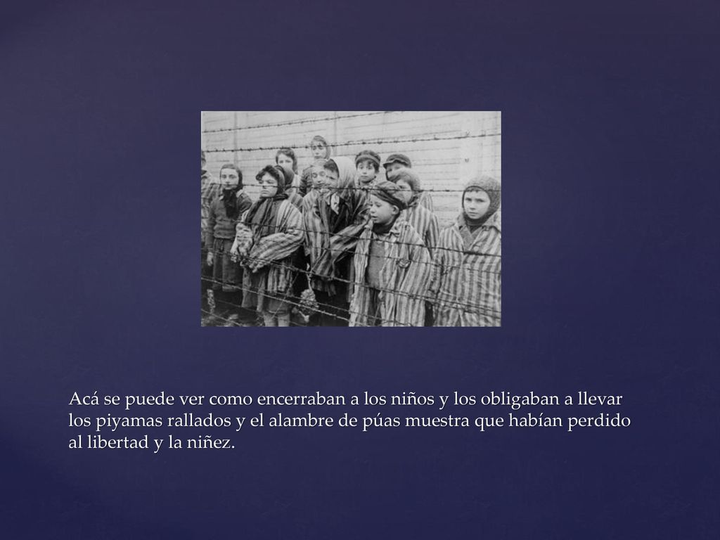 Acá se puede ver como encerraban a los niños y los obligaban a llevar los piyamas rallados y el alambre de púas muestra que habían perdido al libertad y la niñez.