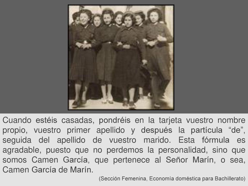Cuando estéis casadas, pondréis en la tarjeta vuestro nombre propio, vuestro primer apellido y después la partícula de , seguida del apellido de vuestro marido. Esta fórmula es agradable, puesto que no perdemos la personalidad, sino que somos Camen García, que pertenece al Señor Marín, o sea, Camen García de Marín.