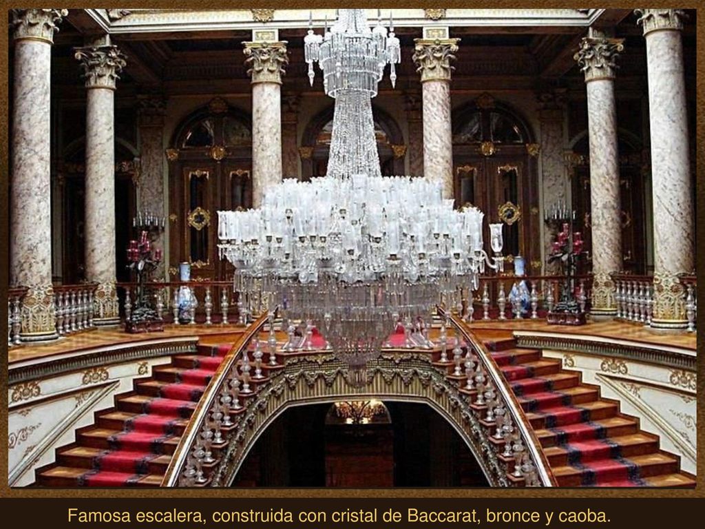 Famosa escalera, construida con cristal de Baccarat, bronce y caoba.