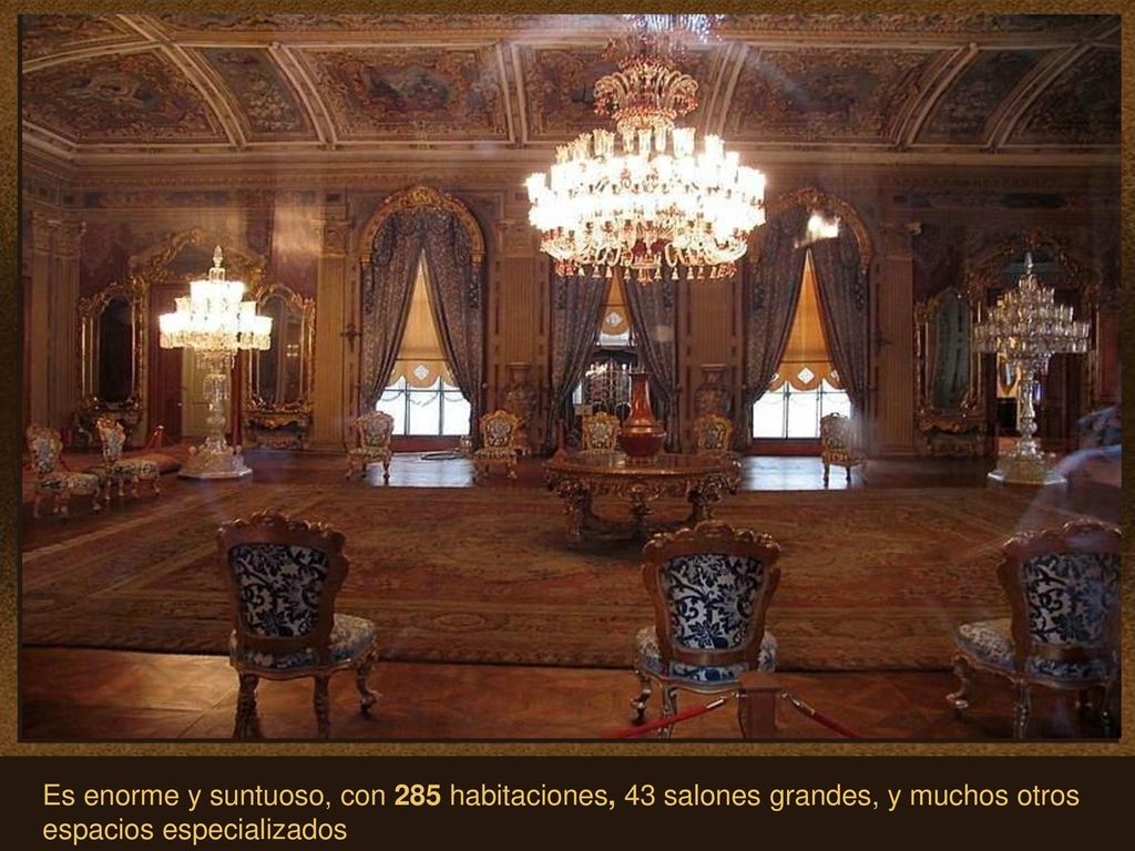 Es enorme y suntuoso, con 285 habitaciones, 43 salones grandes, y muchos otros espacios especializados