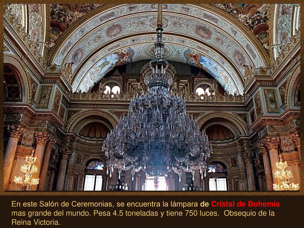 En este Salón de Ceremonias, se encuentra la lámpara de Cristal de Bohemia mas grande del mundo.