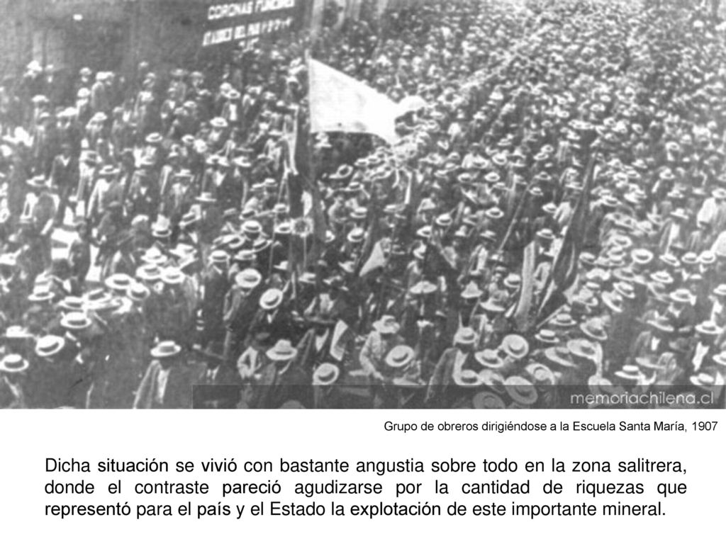 Grupo de obreros dirigiéndose a la Escuela Santa María, 1907