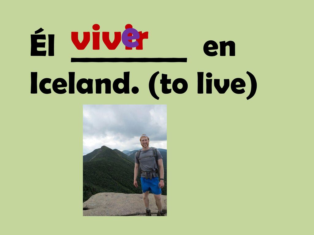 e viv ir Él ________ en Iceland. (to live)