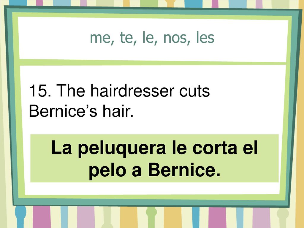 La peluquera le corta el pelo a Bernice.