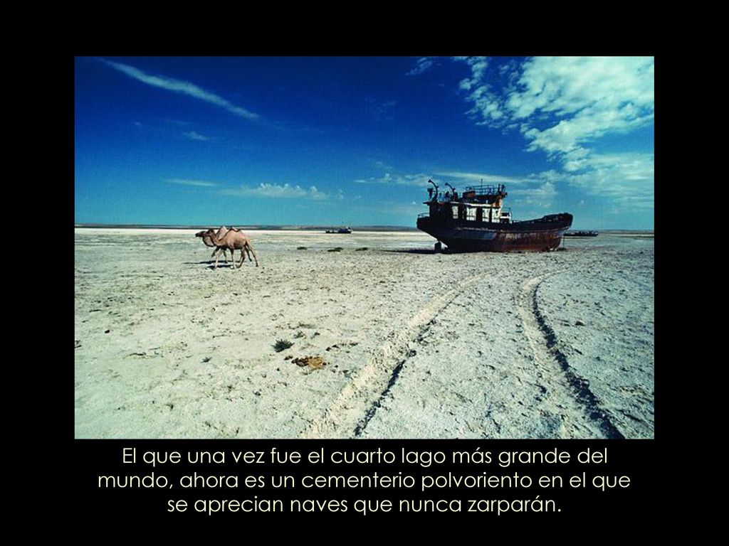 El que una vez fue el cuarto lago más grande del mundo, ahora es un cementerio polvoriento en el que se aprecian naves que nunca zarparán.