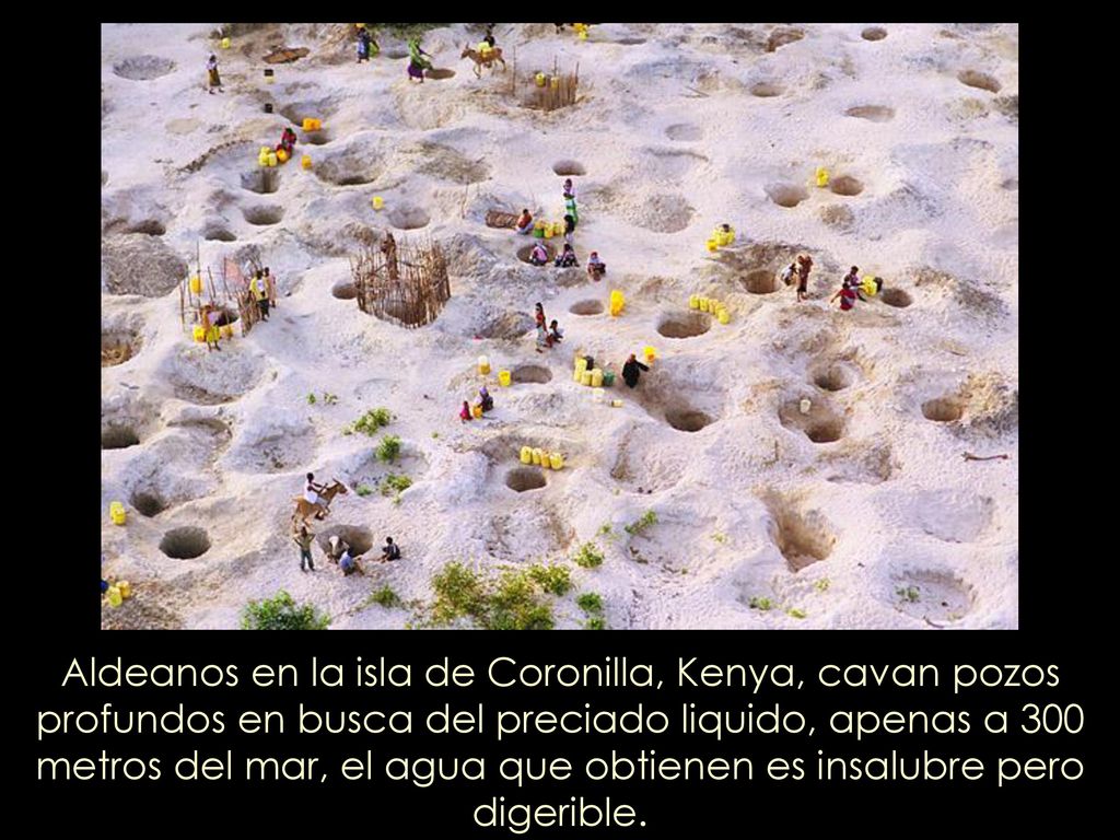 Aldeanos en la isla de Coronilla, Kenya, cavan pozos profundos en busca del preciado liquido, apenas a 300 metros del mar, el agua que obtienen es insalubre pero digerible.