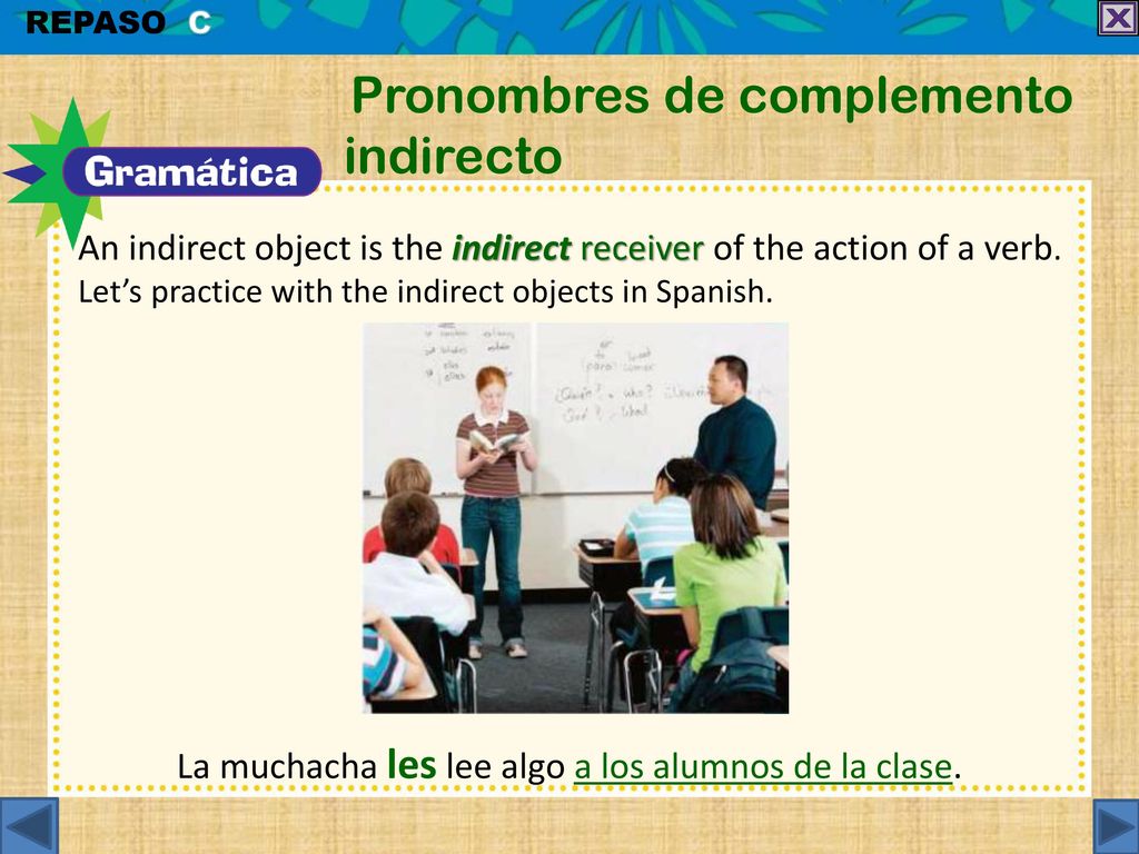 La muchacha les lee algo a los alumnos de la clase.