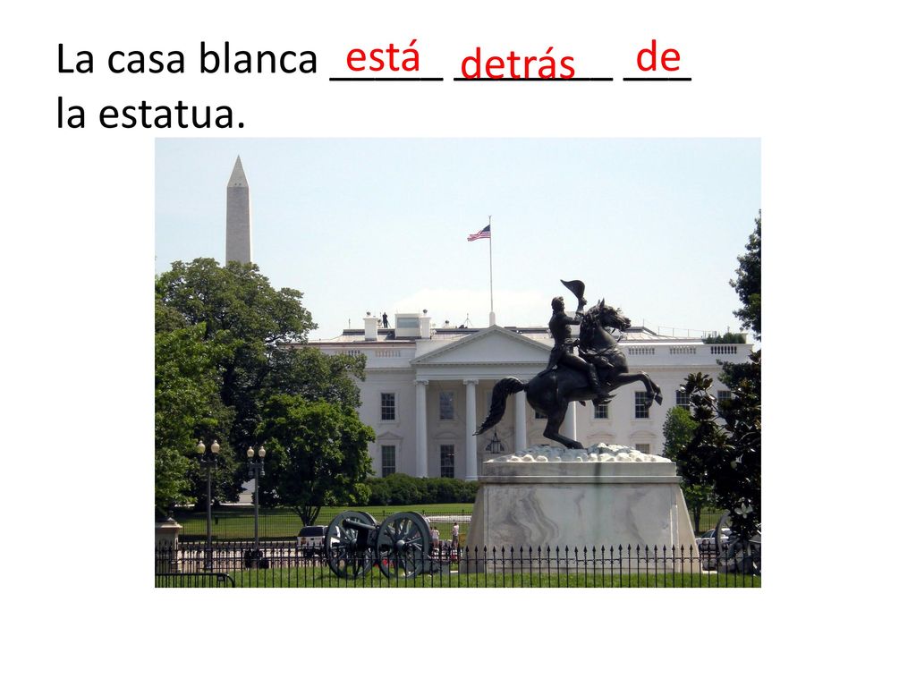La casa blanca _____ _______ ___ la estatua.