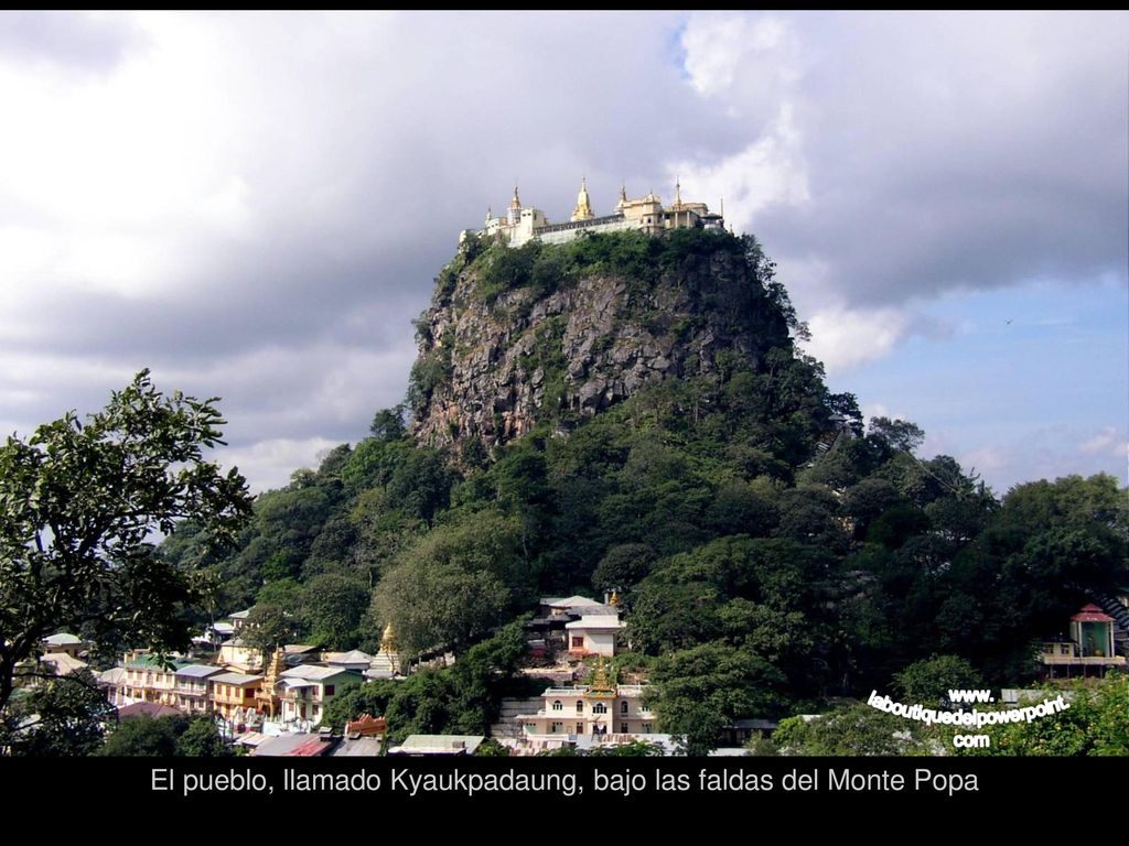 El pueblo, llamado Kyaukpadaung, bajo las faldas del Monte Popa