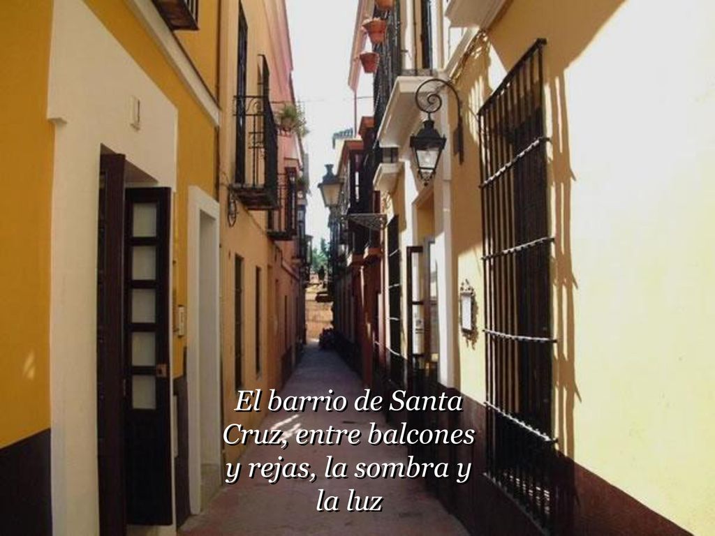 El barrio de Santa Cruz, entre balcones y rejas, la sombra y la luz