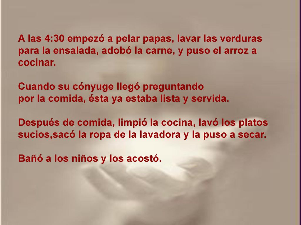 A las 4:30 empezó a pelar papas, lavar las verduras para la ensalada, adobó la carne, y puso el arroz a cocinar.