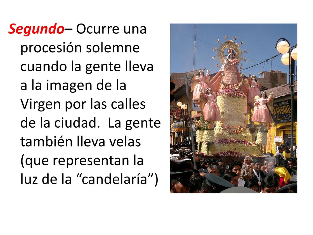 Segundo– Ocurre una procesión solemne cuando la gente lleva a la imagen de la Virgen por las calles de la ciudad.